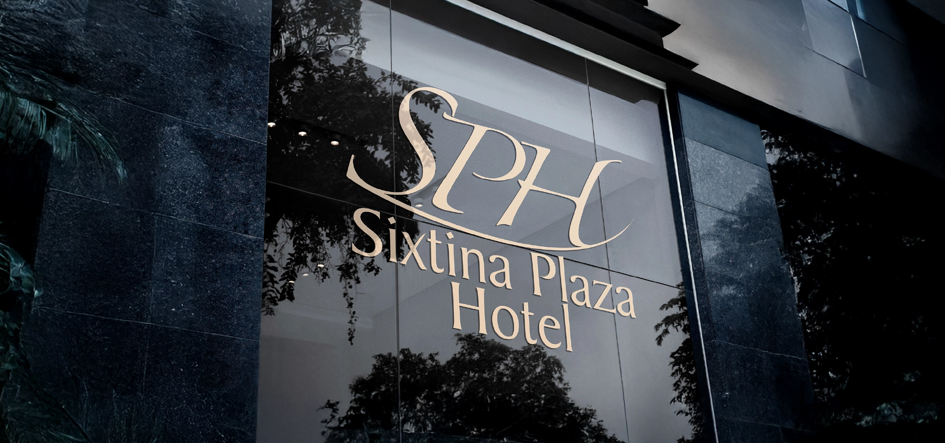 Fachada con el logotipo en metal del Hotel Sixtina