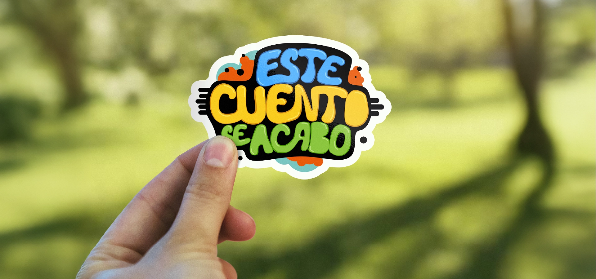 Foto de una sandalia y un aviso para puertas con la identidad visual del Hotel Sixtina