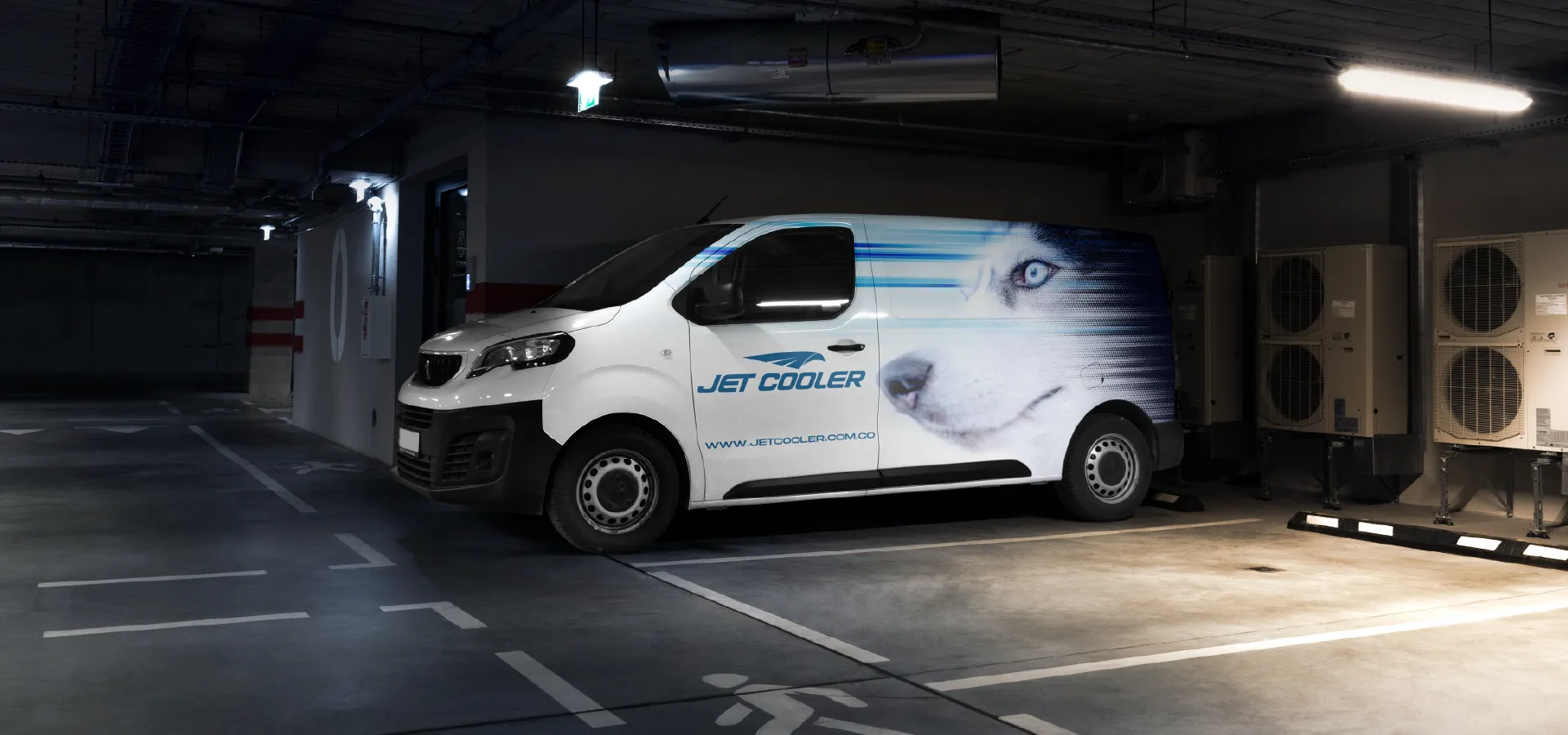 Camioneta estacionada en parqueadero con adhesivo publicitario de la empresa Jet Cooler