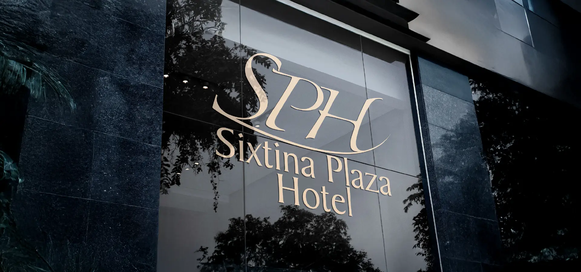 Fachada con el logotipo en metal del Hotel Sixtina